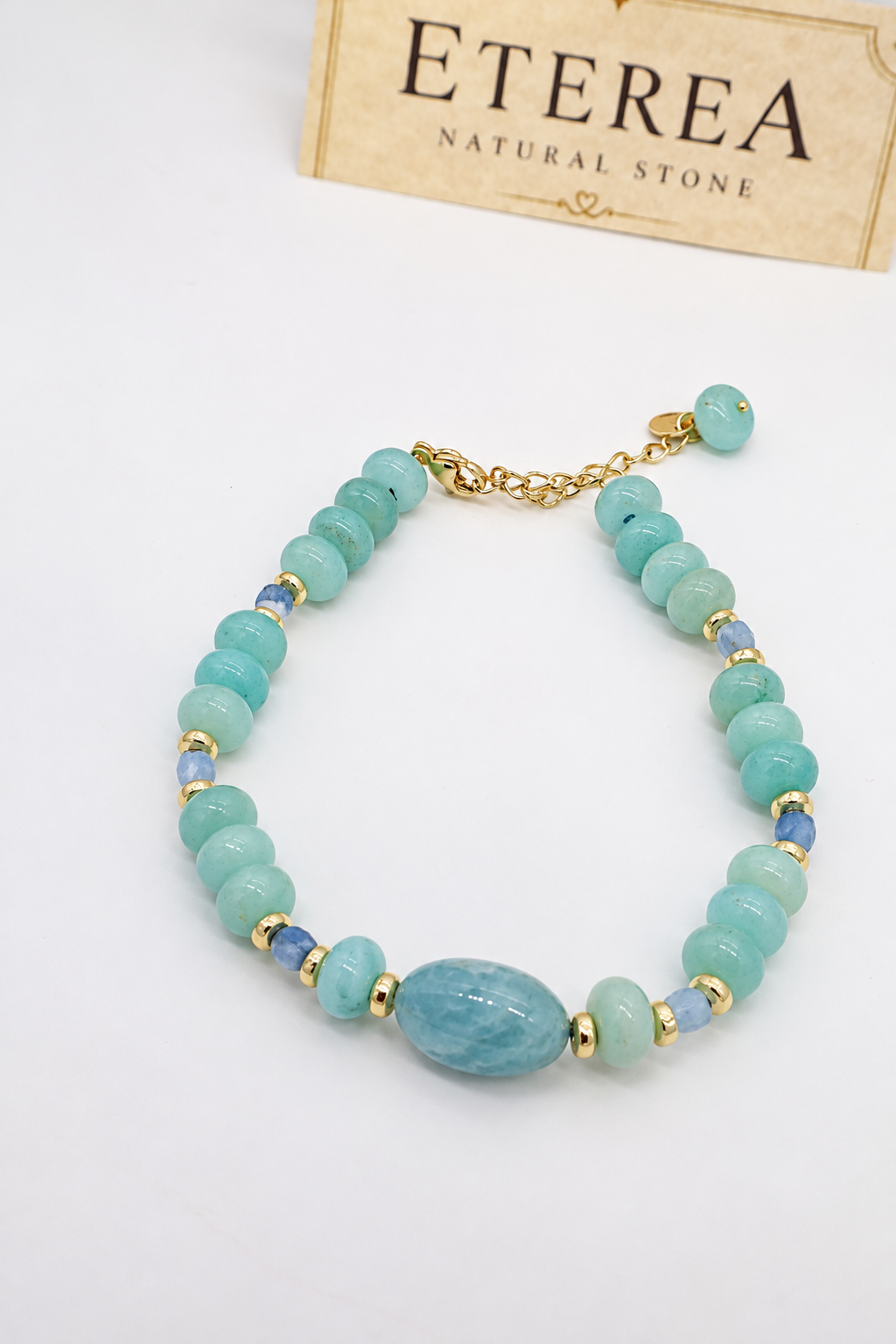 Bracciale in amazzonite e acquamarina naturale Laguna, con pietra centrale ovale, cubi sfaccettati, distanziatori in ematite dorata e chiusura in acciaio dorato
