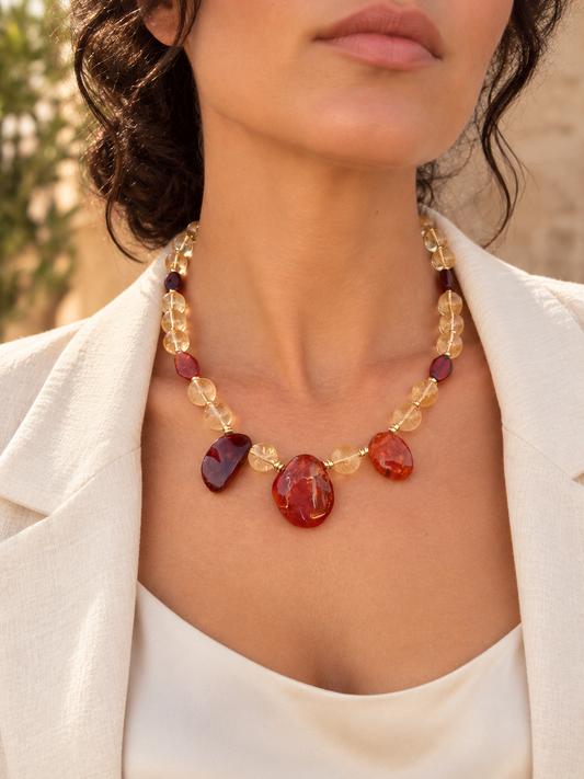 Collana girocollo in quarzo citrino naturale e ambra baltica cognac con tre grandi ambre centrali, chiusura in argento 925 dorato