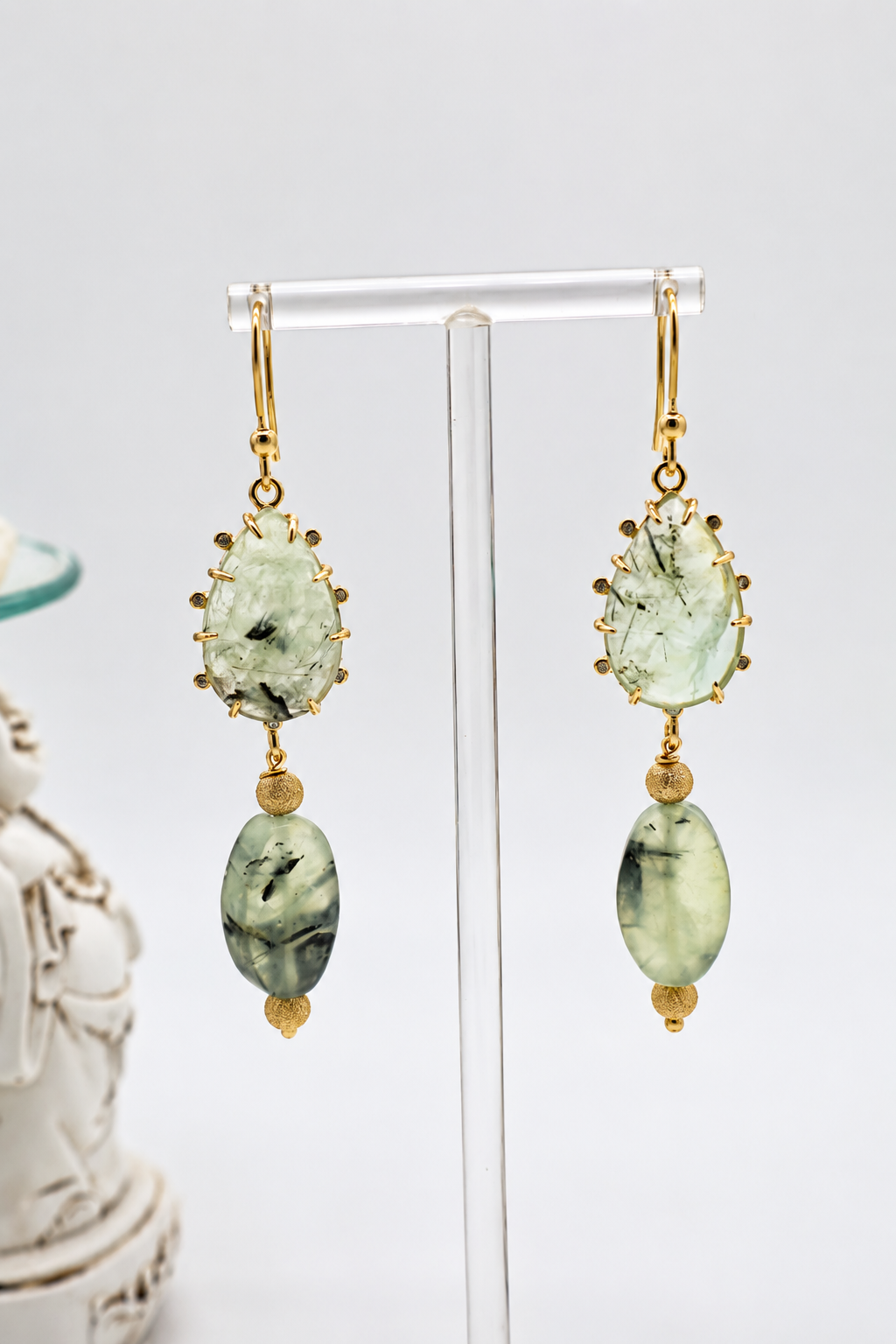 Orecchini lunghi pendenti in prehnite naturale con cabochon sfaccettato e zirconi, montatura in bronzo dorato e monachelle in argento 925 dorato.