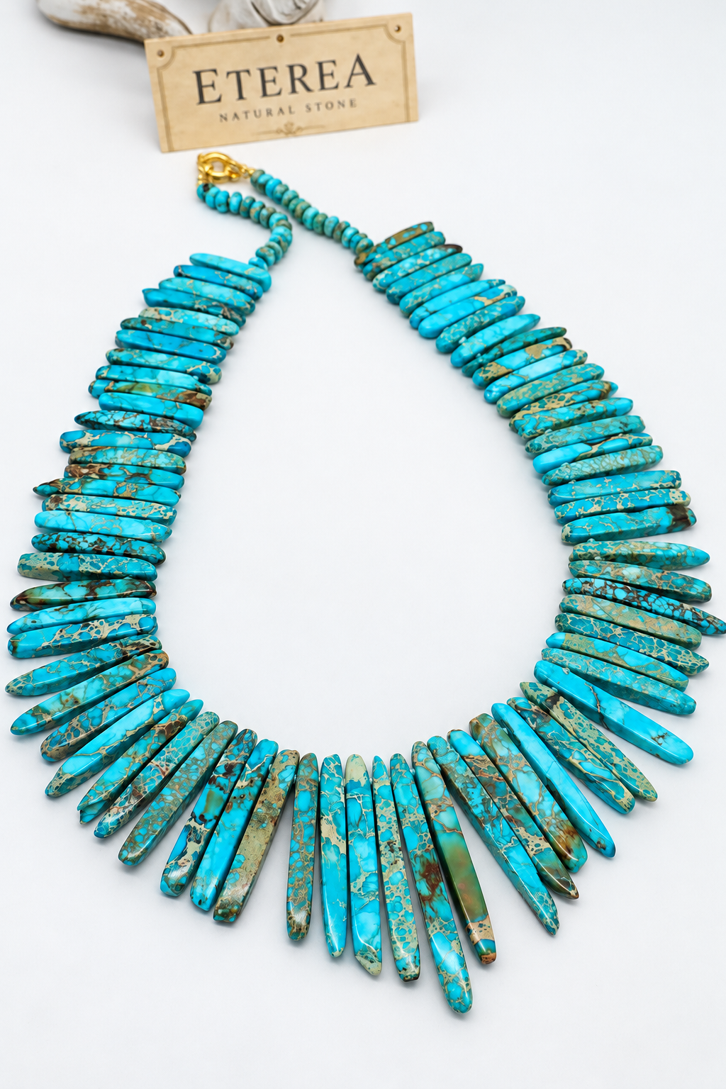 Collier girocollo artigianale in Sea Sediment Jasper blu con grandi piastre a pettine degradanti e chiusura a molla in argento 925 – Iside di Eterea Natural Stone