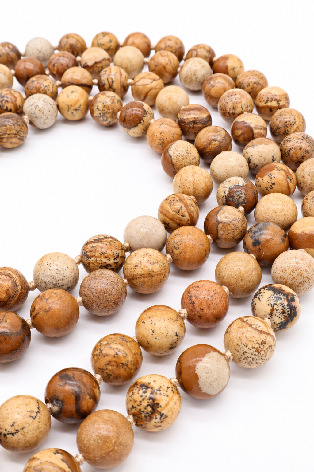 Collana lunga 120 cm in diaspro paesaggio, detto anche pietra paesina, con sfere lisce da 10 mm annodate, nei toni naturali della terra.