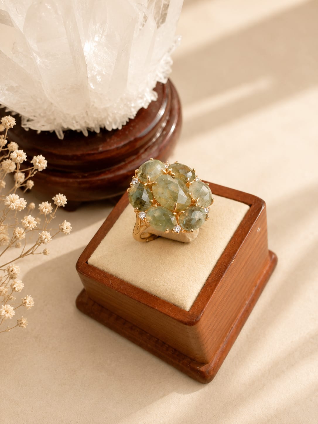 Anello Regolabile in Prehnite Sfaccettata con Cristalli