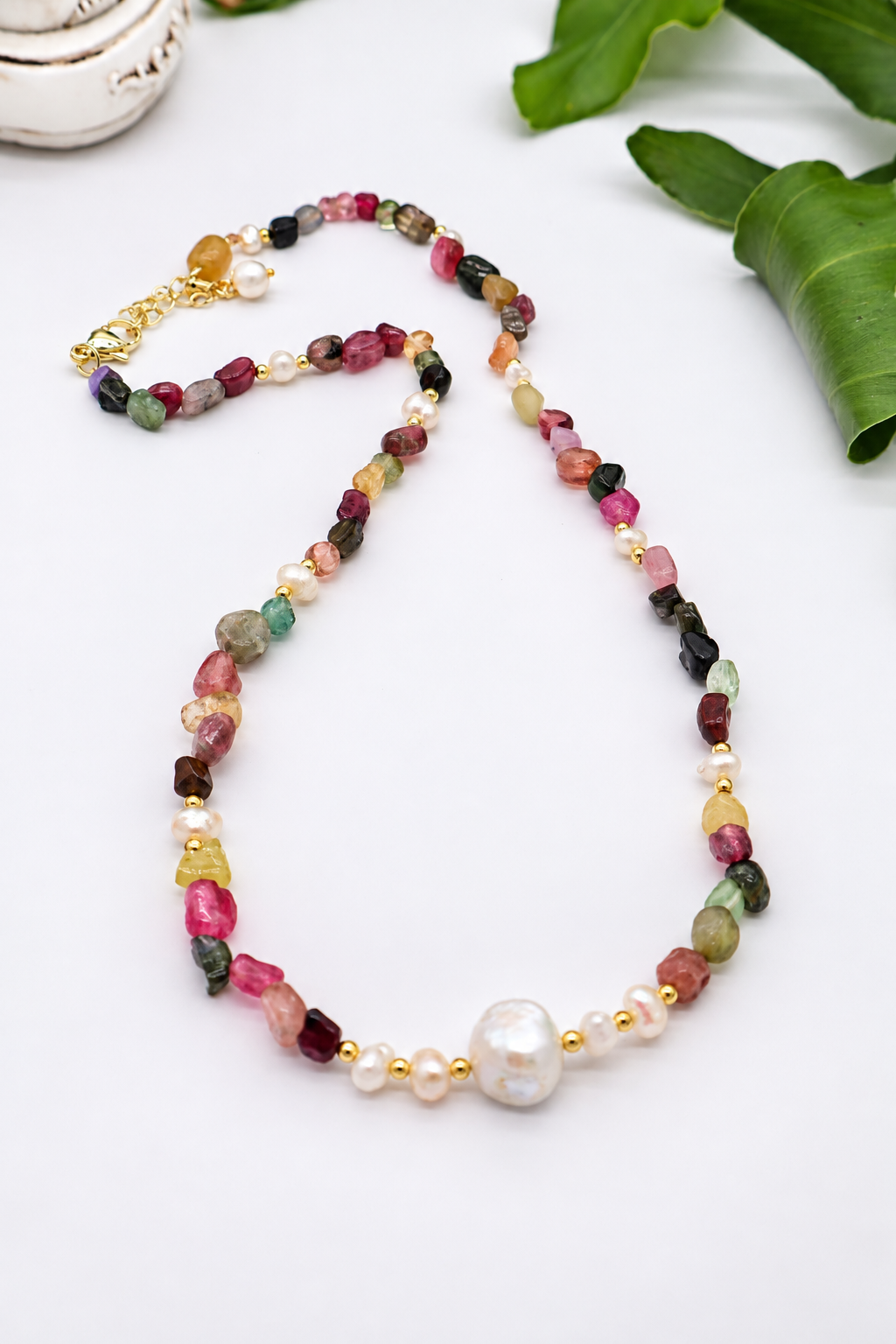 Collana girocollo in tormalina multicolor e perle di fiume con chiusura dorata