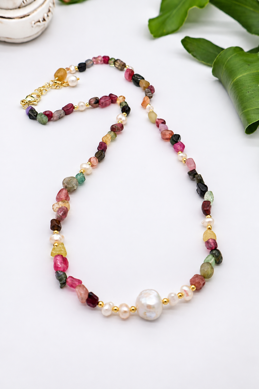 Collana girocollo in tormalina multicolor e perle di fiume con chiusura dorata