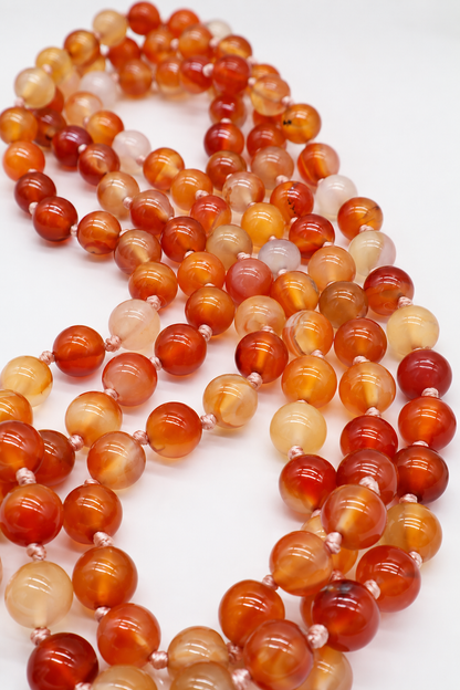 Collana lunga in Corniola naturale – 120 cm, annodata a mano