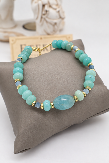 Bracciale in amazzonite e acquamarina naturale Laguna, con pietra centrale ovale, cubi sfaccettati, distanziatori in ematite dorata e chiusura in acciaio dorato
