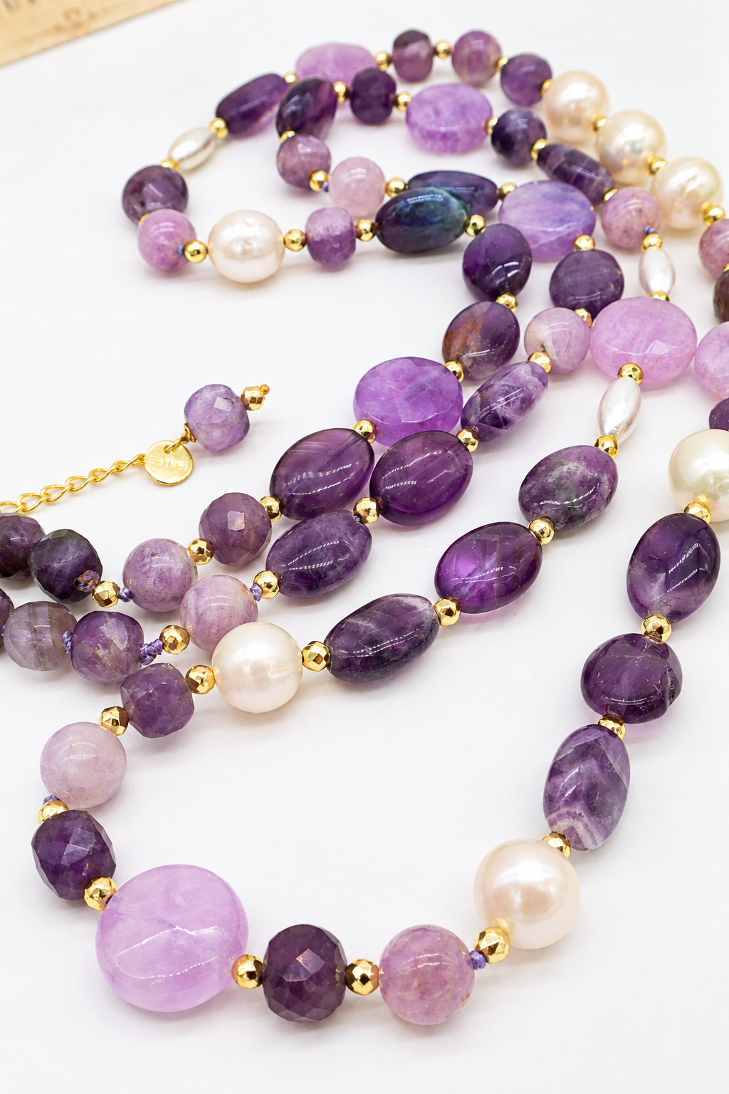 Collana lunga artigianale in ametista naturale lavanda e viola, con perle di fiume Edison e chicco di riso, distanziatori dorati e chiusura in acciaio.
