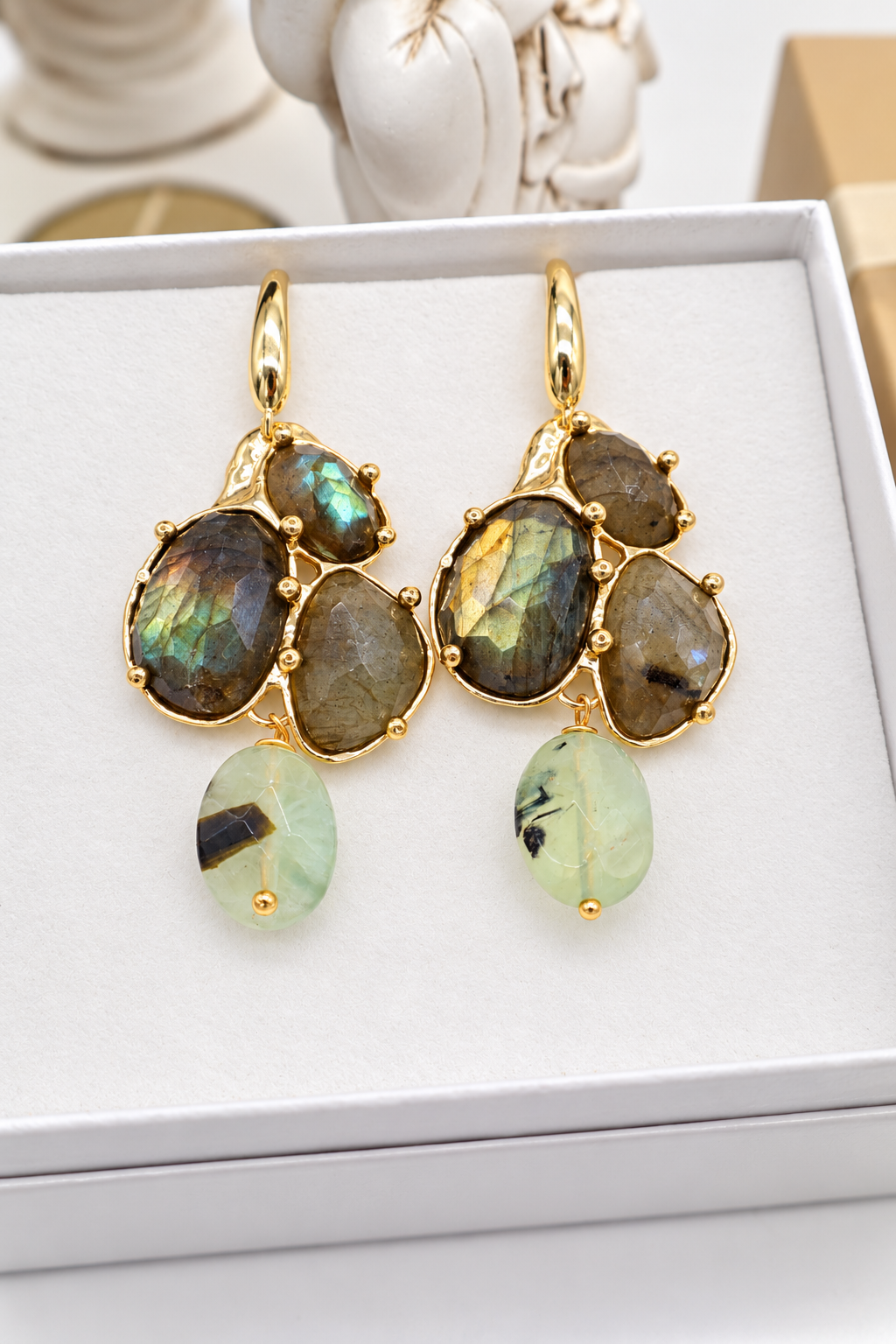 Orecchini a grappolo in Labradorite e Prehnite con pietre naturali sfaccettate e montatura in bronzo dorato nickel free
