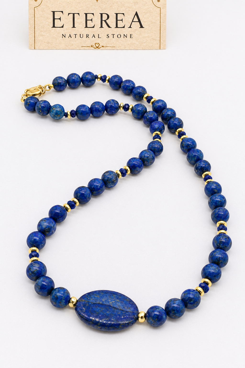 Girocollo in lapislazzuli naturale con sfere blu da 8 mm, pietra ovale centrale 25x15 mm, distanziatori in ematite dorata e chiusura in argento 925 dorato – Eterea Natural Stone