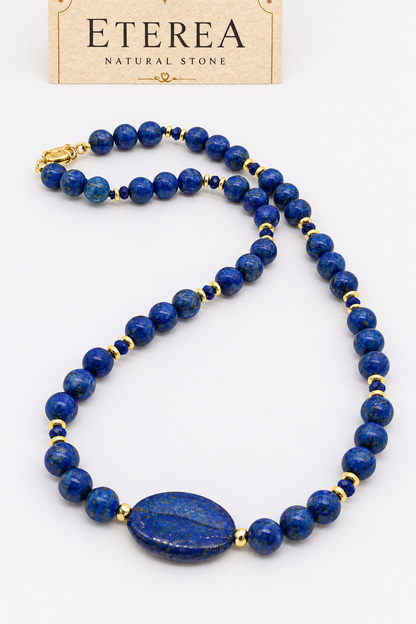 Girocollo in lapislazzuli naturale con sfere blu da 8 mm, pietra ovale centrale 25x15 mm, distanziatori in ematite dorata e chiusura in argento 925 dorato – Eterea Natural Stone