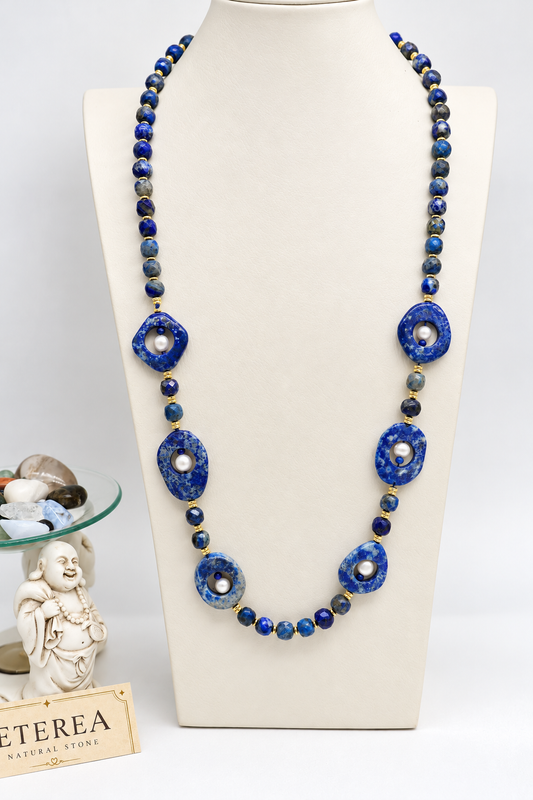 Collana lunga 80 cm in lapislazzuli naturali e perle di fiume, con creole irregolari, distanziatori in ematite dorata e chiusura in argento 925 dorato – Blu d'Oriente, Eterea Natural Stone.