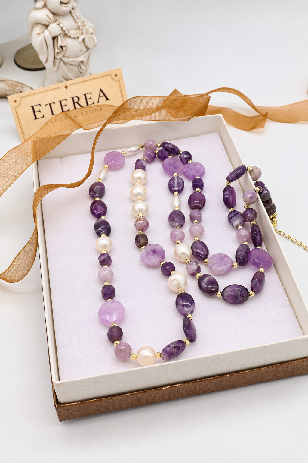 Collana lunga artigianale in ametista naturale lavanda e viola, con perle di fiume Edison e chicco di riso, distanziatori dorati e chiusura in acciaio.