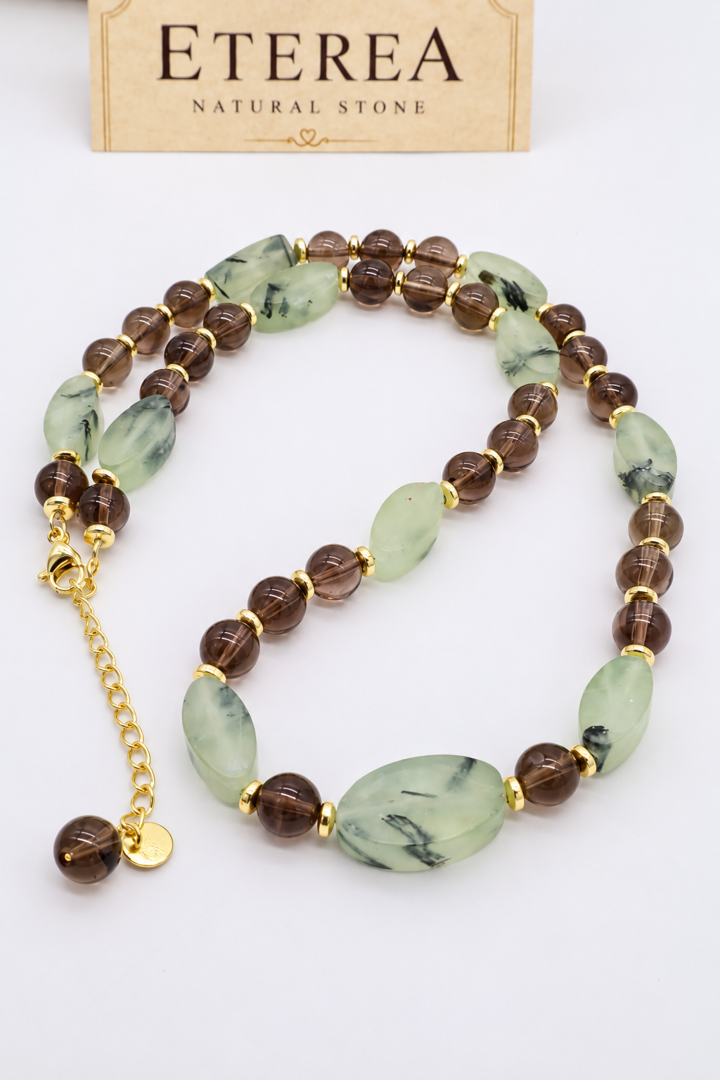 Girocollo in quarzo fumé e prehnite naturale con distanziatori dorati, lunghezza 48 cm più 5 cm di prolunga, Eterea Natural Stone.