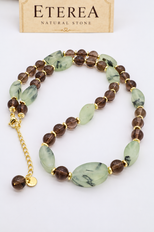 Girocollo in quarzo fumé e prehnite naturale con distanziatori dorati, lunghezza 48 cm più 5 cm di prolunga, Eterea Natural Stone.