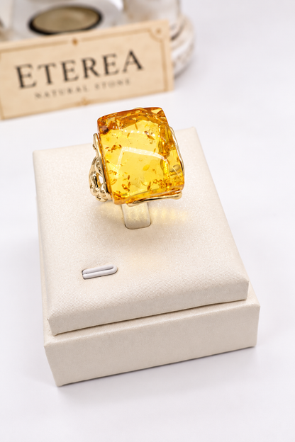 Anello Prestige in ambra naturale color citrino con cabochon rettangolare e montatura in argento 925 dorato