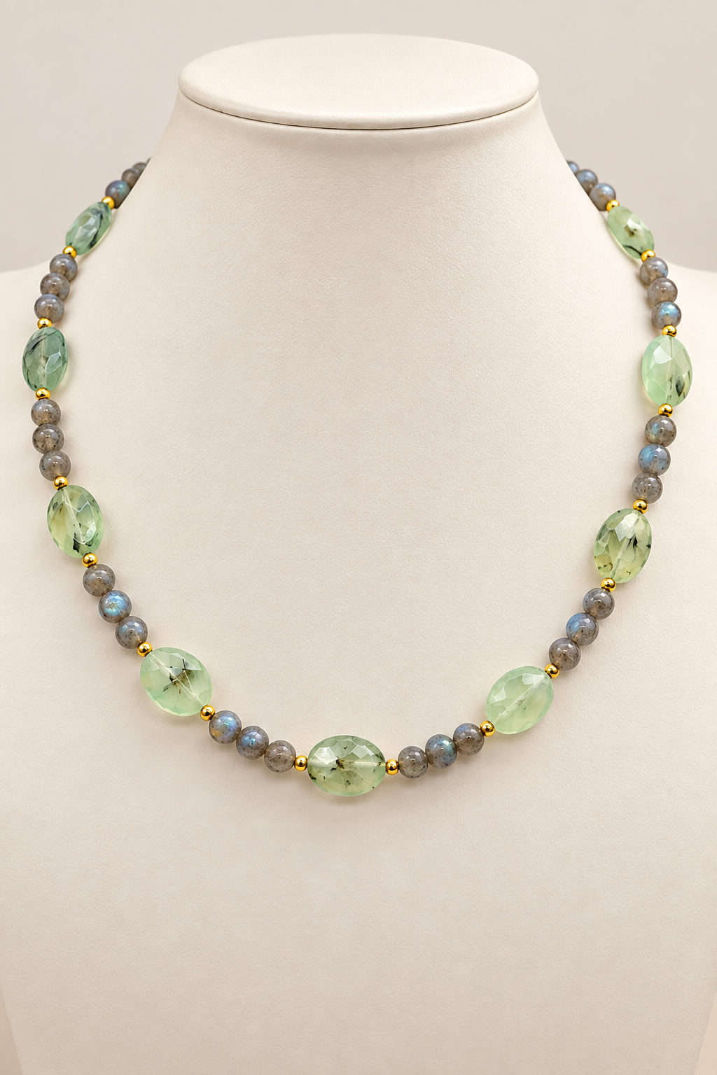 Dettaglio di labradorite con iridescenze blu e prehnite verde chiaro sfaccettata – Ninfea