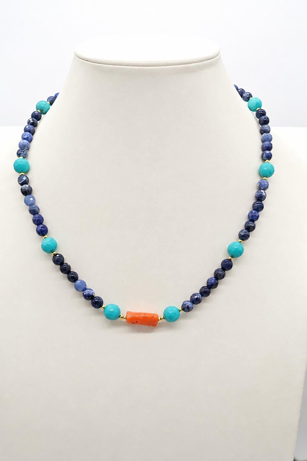 Collana girocollo Nefertari in sodalite, turchese e corallo mediterraneo, lunghezza 45-50 cm, indossata su busto color avorio