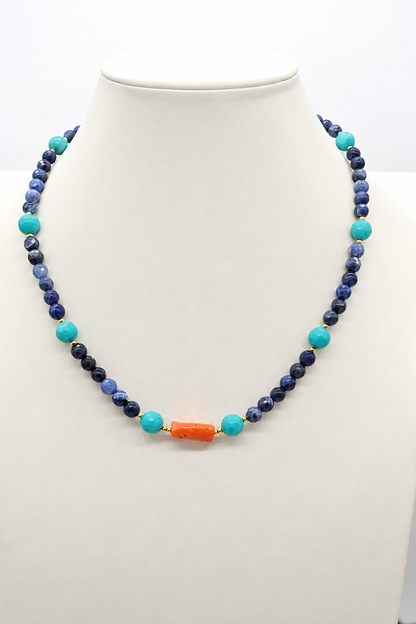 Collana girocollo Nefertari in sodalite, turchese e corallo mediterraneo, lunghezza 45-50 cm, indossata su busto color avorio