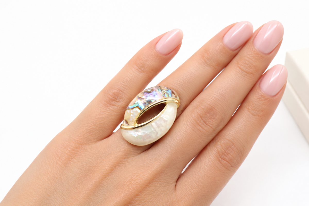 Anello ovale in acciaio dorato con madreperla e abalone, design elegante e iridescente