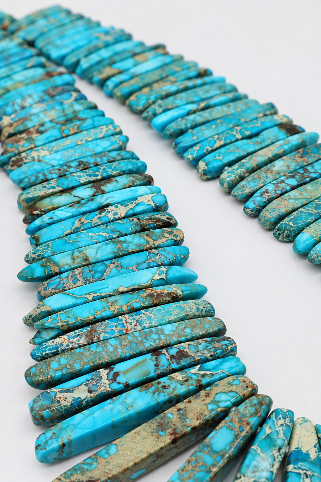 Collier girocollo artigianale in Sea Sediment Jasper blu con grandi piastre a pettine degradanti e chiusura a molla in argento 925 – Iside di Eterea Natural Stone