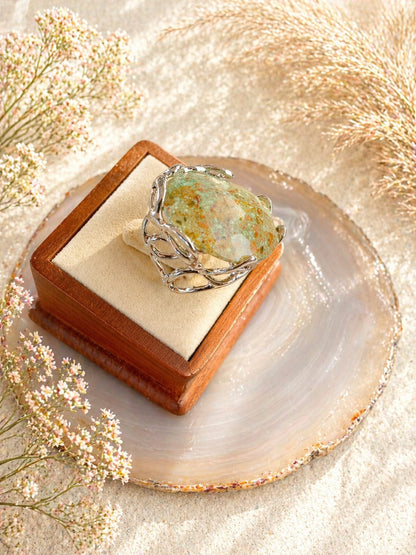 Grande bague réglable en bronze rhodié avec agate mousse facettée