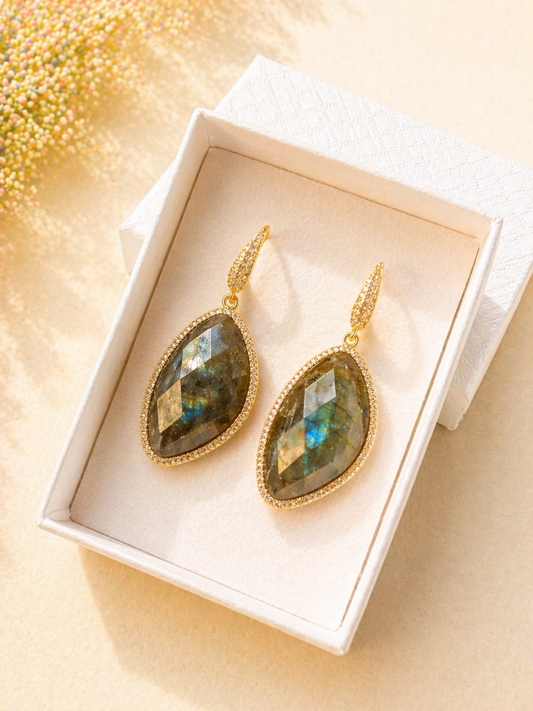 Orecchini in Labradorite Naturale Dorati – Eleganti e Luminosi
