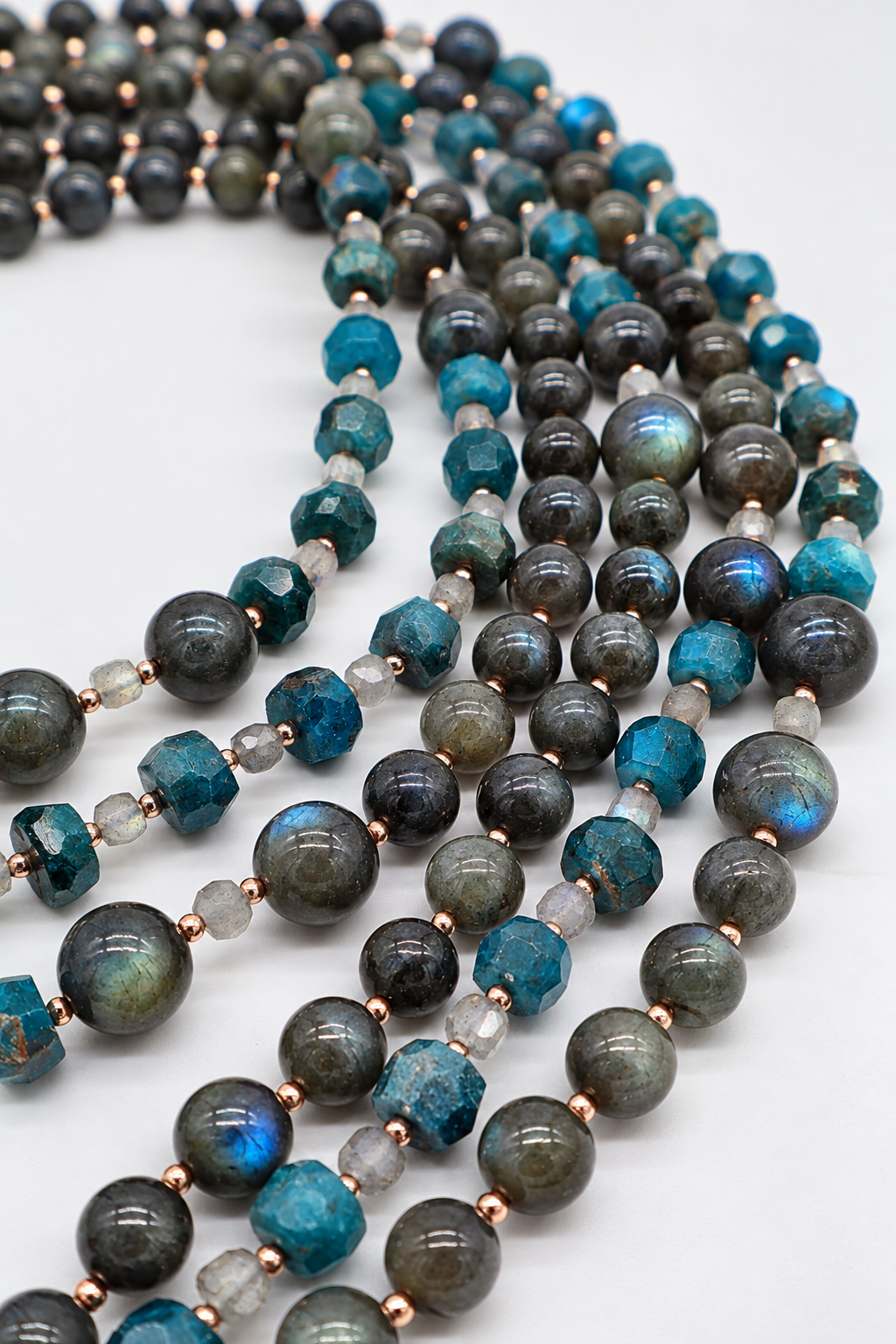 Collana multifilo in labradorite e apatite naturale, tre fili, 80–84 cm, chiusura in argento 925 rosato