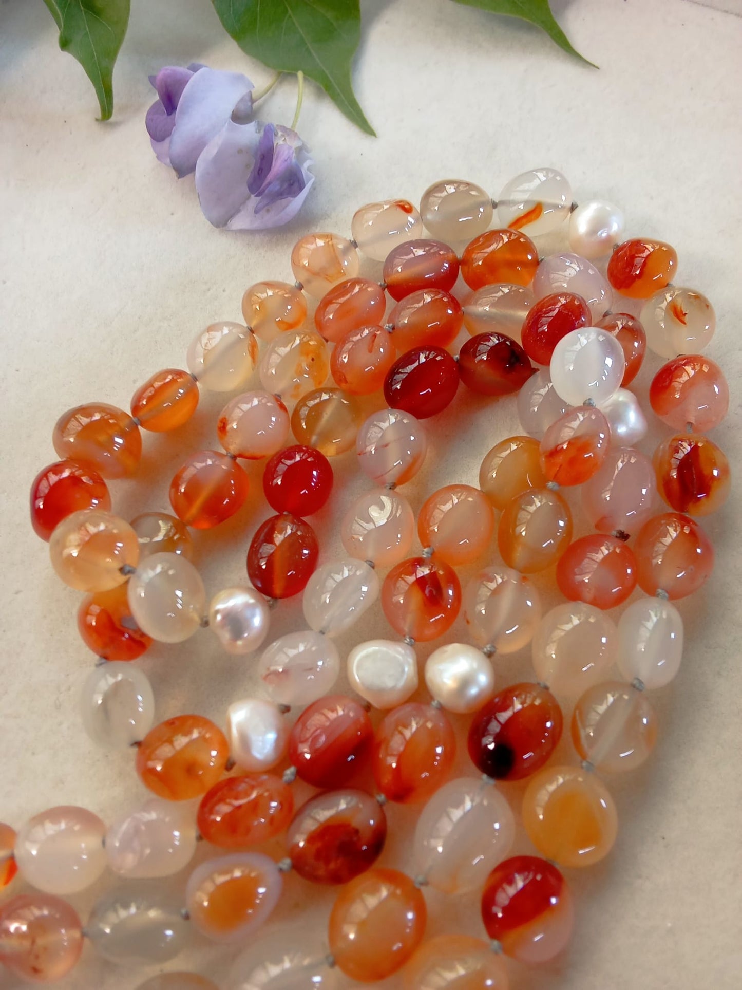 Collana lunga 120 cm in corniola rosso arancio e perle di fiume naturali