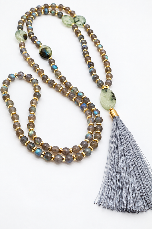 Labradorite & Prehnite
108 grani · Pietre naturali
Il significato della liberazione interiore