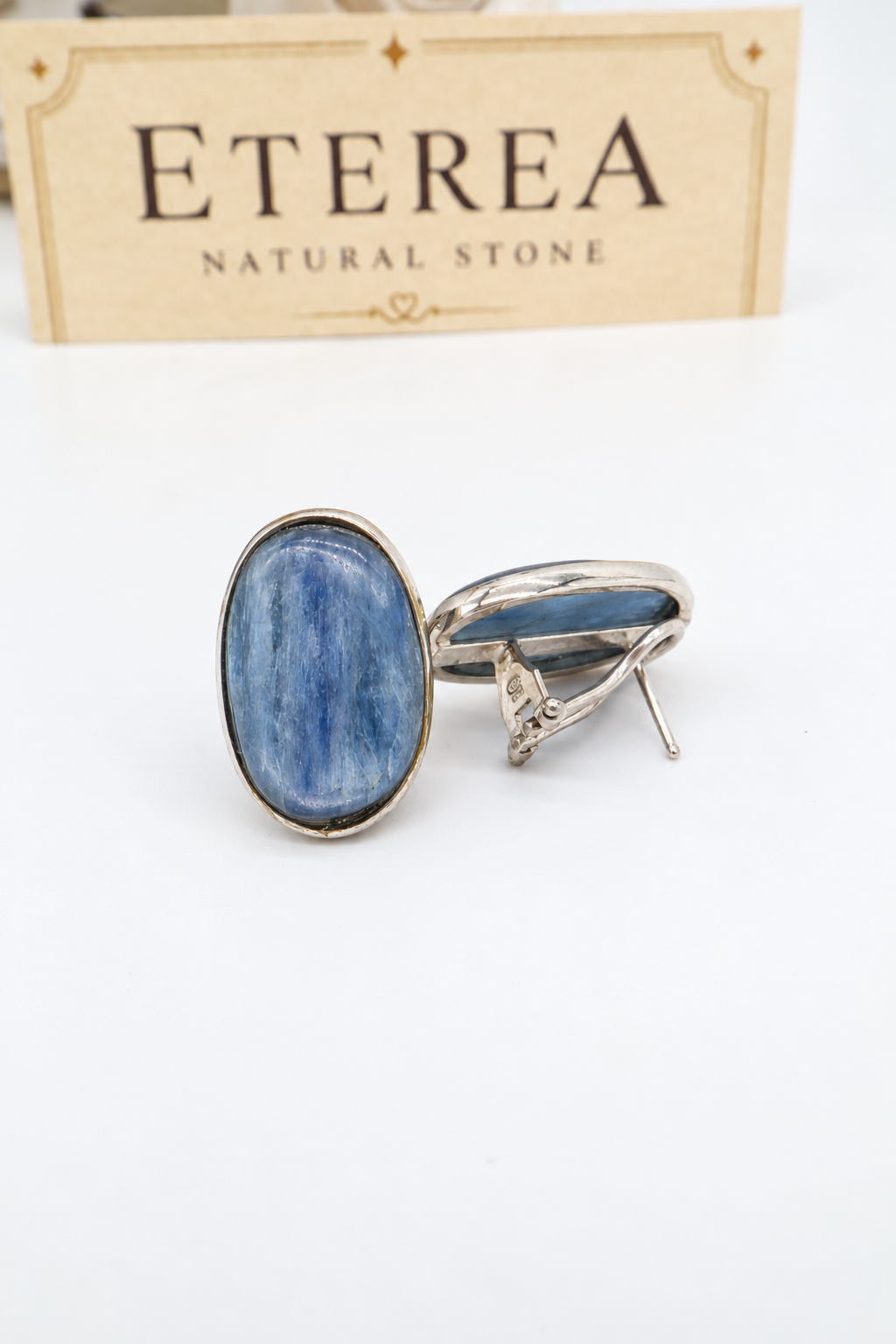 Orecchini ovali in cianite blu naturale cabochon liscio e argento 925 con chiusura a perno a scatto, 25 × 15 mm.