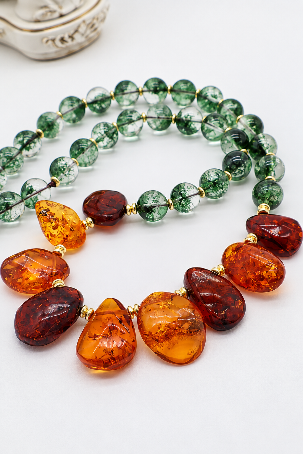 Collana Green Garden in quarzo fantasma verde con inclusioni di clorite e 9 ambre naturali, chiusura in argento 925 dorato