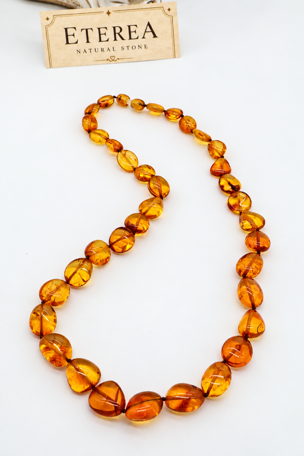 Collana in ambra baltica naturale color miele con pepite bombate a gradazione, lunghezza 50 cm e chiusura a vite in ambra.