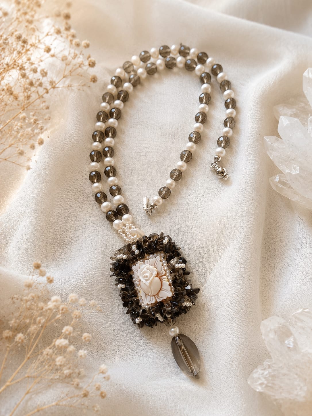 Collana Cammeo Torre del Greco in Quarzo Fumé e Perle Naturali