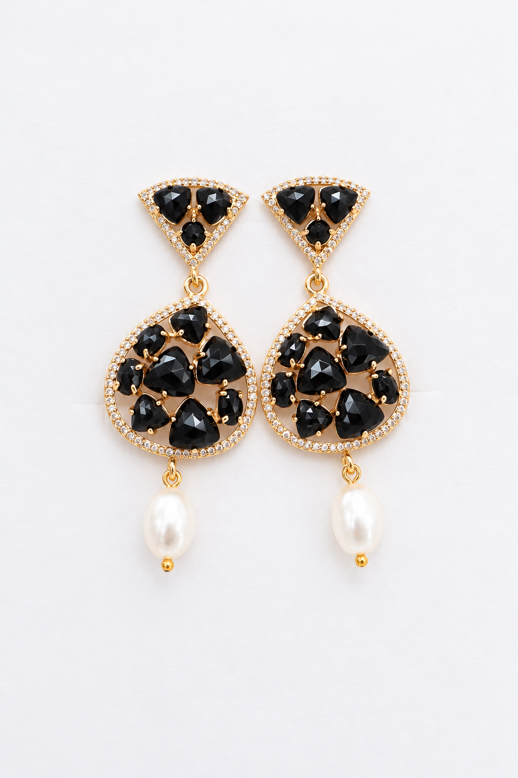 Orecchini pendenti in bronzo dorato con occhio di gatto nero sfaccettato, micro cristalli di cubic zirconia e perla di fiume, lunghezza 6 cm.