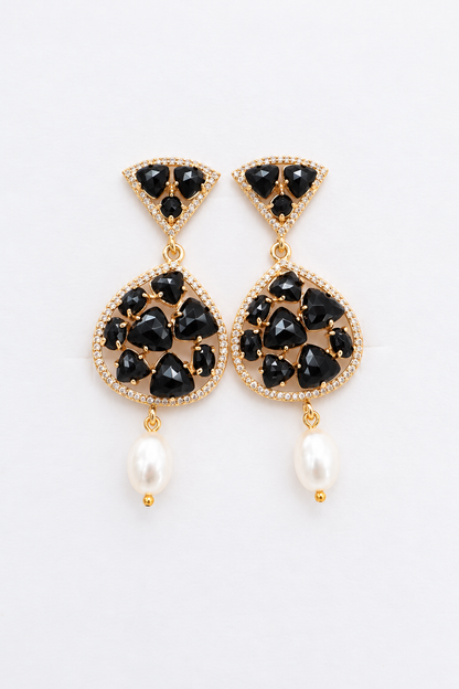 Orecchini pendenti in bronzo dorato con occhio di gatto nero sfaccettato, micro cristalli di cubic zirconia e perla di fiume, lunghezza 6 cm.