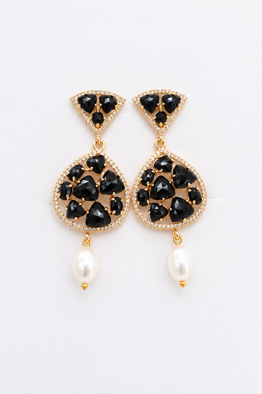 Orecchini pendenti in bronzo dorato con occhio di gatto nero sfaccettato, micro cristalli di cubic zirconia e perla di fiume, lunghezza 6 cm.