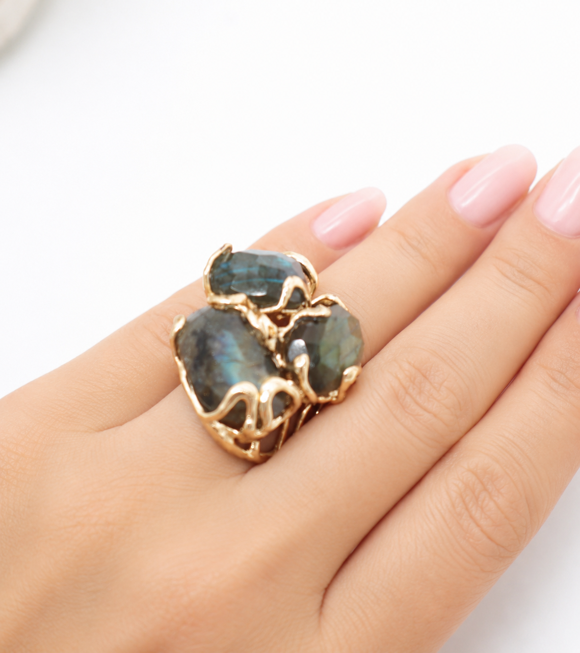 Anello Cocktail in Labradorite – Tre Pietre Sfaccettate
