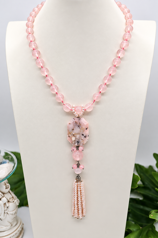Girocollo Quarzo Rosa e Opale Rosa con Ciondolo e Nappa di Cristalli – 55 cm