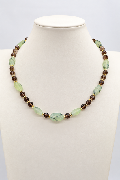 Girocollo in quarzo fumé e prehnite naturale con distanziatori dorati, lunghezza 48 cm più 5 cm di prolunga, Eterea Natural Stone.