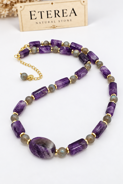 Collana girocollo in ametista naturale sfaccettata e labradorite con distanziatori in ematite dorata, elemento centrale ovale in ametista e chiusura in acciaio dorato.