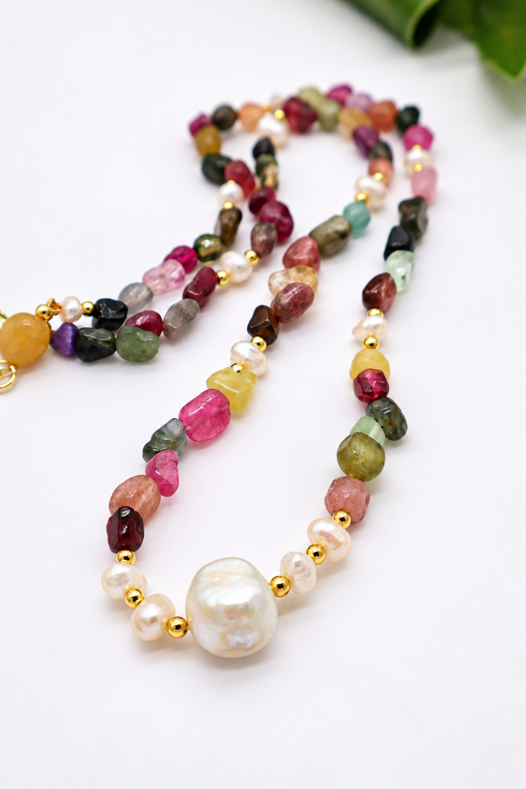 Dettaglio collana tormalina multicolor con perle di fiume e distanziali dorati