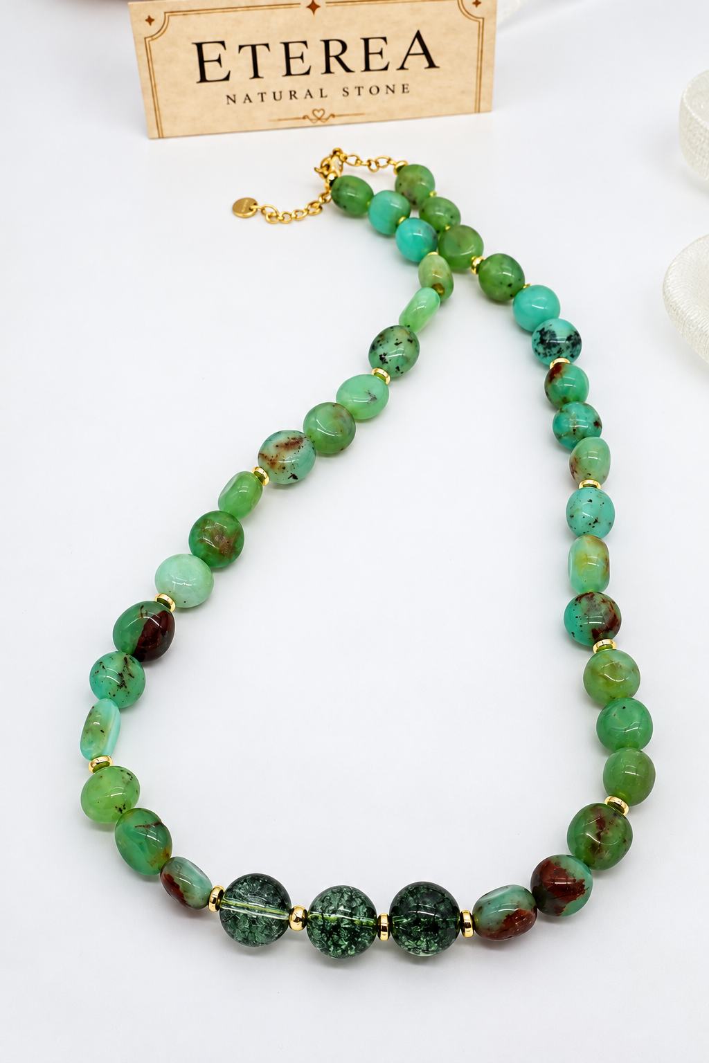 Collana girocollo in crisoprasio naturale e quarzo fantasma verde, pepite irregolari da 10 mm circa, sfere centrali da 10 mm e chiusura in acciaio dorato