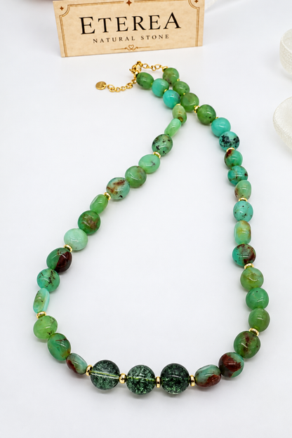 Collana girocollo in crisoprasio naturale e quarzo fantasma verde, pepite irregolari da 10 mm circa, sfere centrali da 10 mm e chiusura in acciaio dorato