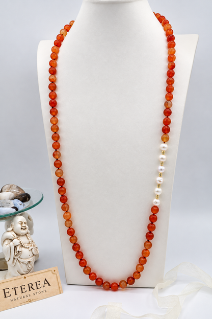 Collana lunga 90 cm in corniola arancio naturale con perle Edison di fiume da 9-10 mm, distanziatori in ematite dorata e chiusura in argento dorato, Eterea Natural Stone.