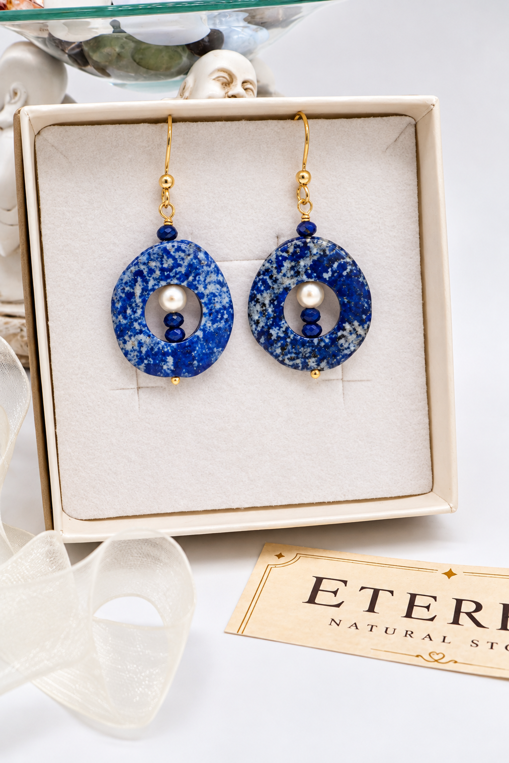 Orecchini pendenti in lapislazzuli naturali con creole irregolari, perle di fiume e piccoli lapislazzuli sfaccettati, monachella aperta in argento 925 dorato – Blu d'Oriente, Eterea Natural Stone.
