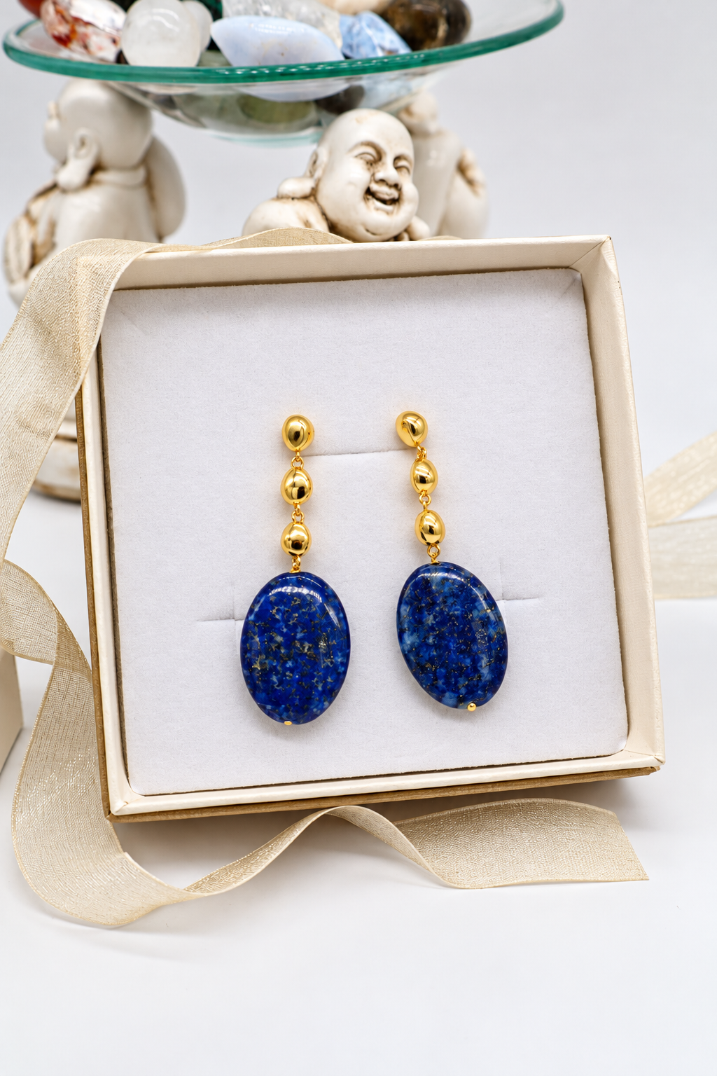Orecchini pendenti in lapislazzuli naturale ovale e argento 925 dorato, lunghezza 5 cm, con dettagli dorati e chiusura a perno con farfallina – Eterea Natural Stone