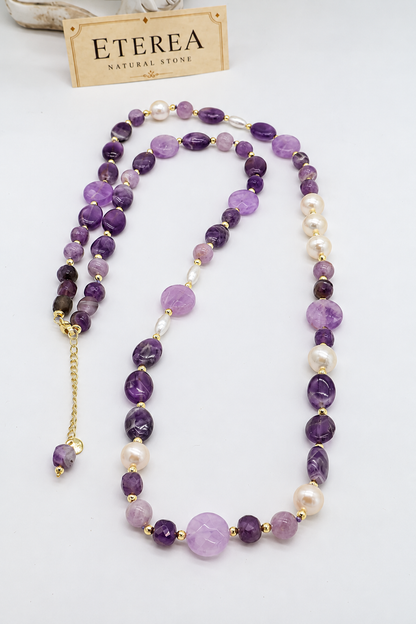 Collana lunga artigianale in ametista naturale lavanda e viola, con perle di fiume Edison e chicco di riso, distanziatori dorati e chiusura in acciaio.