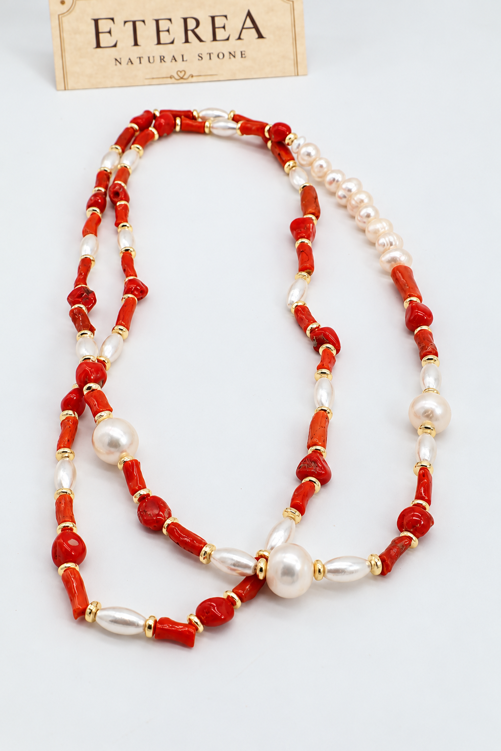 Collana lunga 90 cm in corallo naturale del Mediterraneo e perle di fiume a chicco di riso e semitonde, con distanziatori in ematite dorata – Eterea Natural Stone.