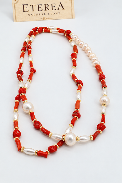 Collana lunga 90 cm in corallo naturale del Mediterraneo e perle di fiume a chicco di riso e semitonde, con distanziatori in ematite dorata – Eterea Natural Stone.