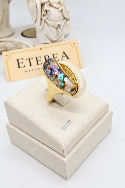Anello ovale in acciaio dorato con madreperla e abalone – Design elegante e iridescente
